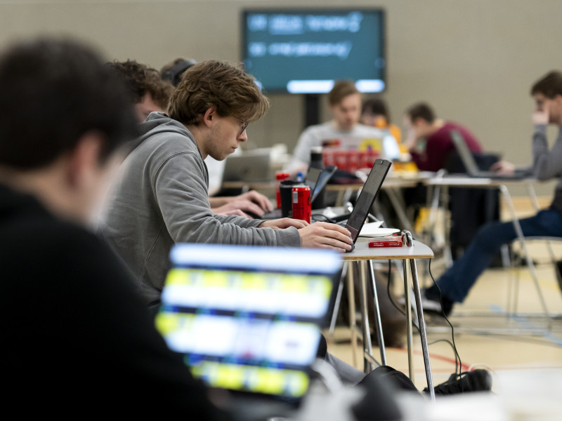 HALON 2024 hackers achter computer