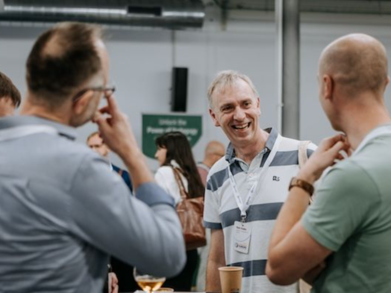 Deelnemers Learning Impact Europe zijn lachend in gesprek