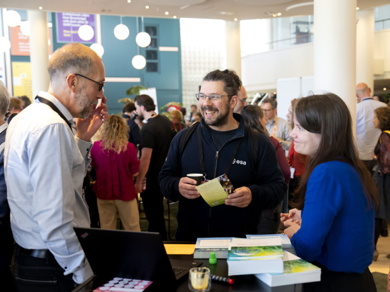 Bezoekers in gesprekt tijdens de Research Day