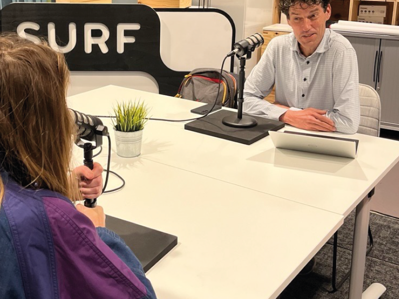 podcastopname in de SURFstudio met Sanne Koenen en Ronald Stolk
