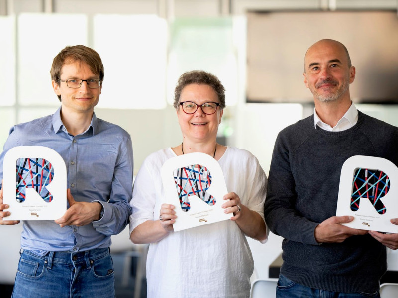 Raoul Schram, Renate Mattiszik en Ernest Boskovic poseren met de awards.