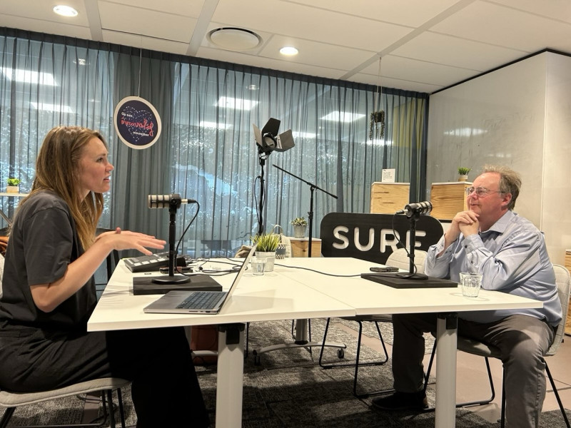 podcastopname in de SURFstudio met Sanne Koenen en Bert Hubert