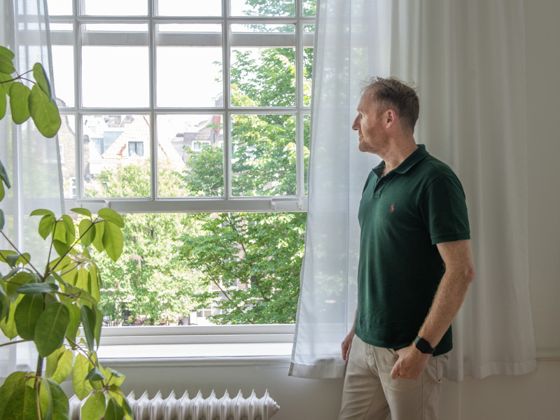 Kees Verhoeven staart uit het raam