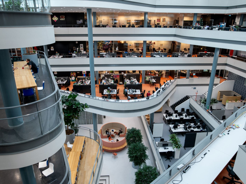 Interieur van Universiteit Utrecht met doorkijk naar meerdere etages