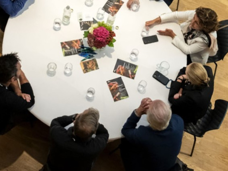 Bestuurders voeren een rondetafelgesprek