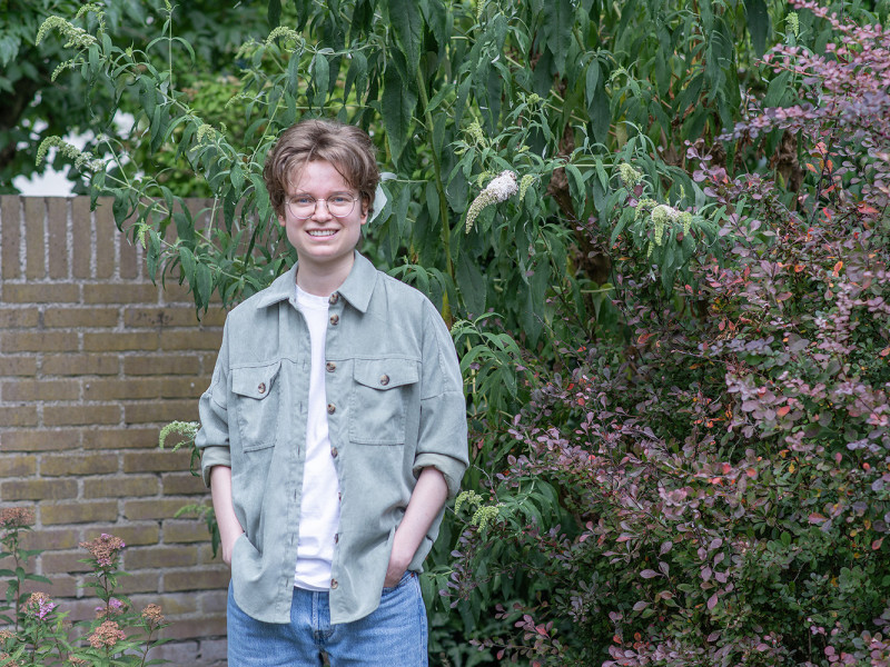 Nati Sack gefotografeerd buiten in tuin
