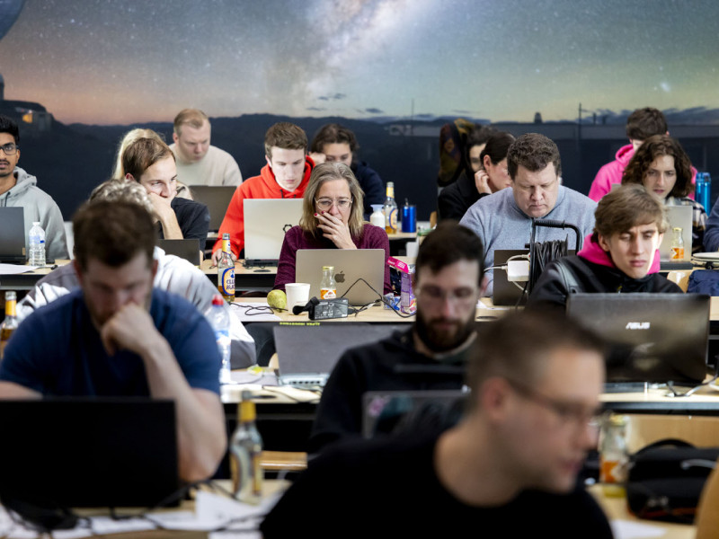 Alle hackers achter laptops in de zaal