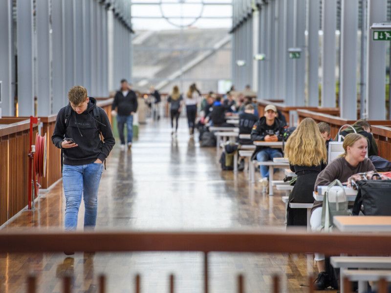 Hal van hogeschool windesheim waar studenten werken en lopen