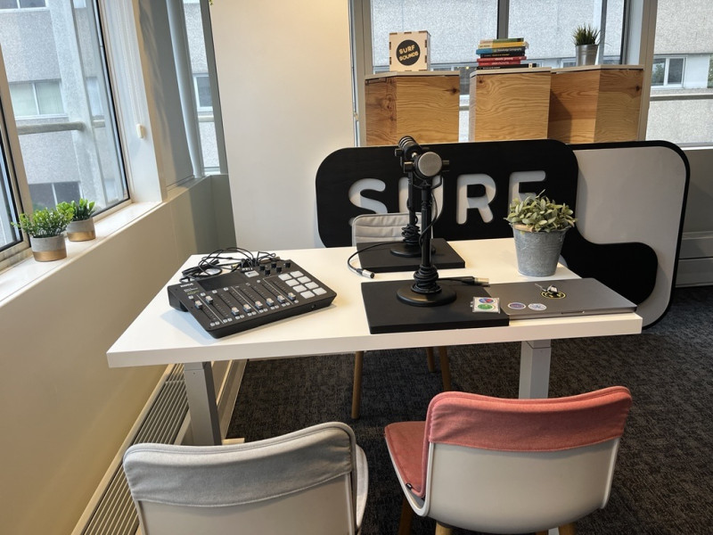 Podcaststudio met opnameapparatuur