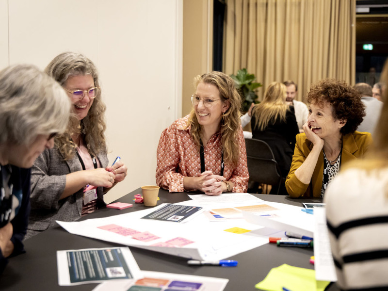 mensen tijdens een sessie in gesprek op de SURF Onderwijsdagen