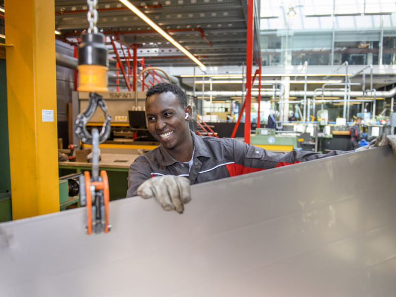 mbo student techniek aan het werk in werkplaats
