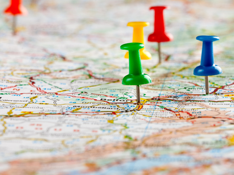 ingezoomde landkaart met punaises