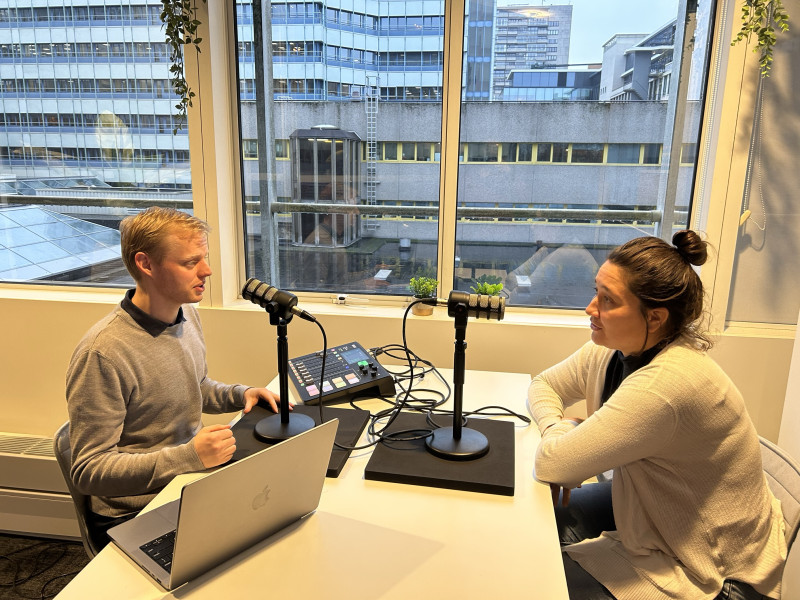 podcastopname in de SURFstudio met Niels Weijers en Ariana Torres-Knoops
