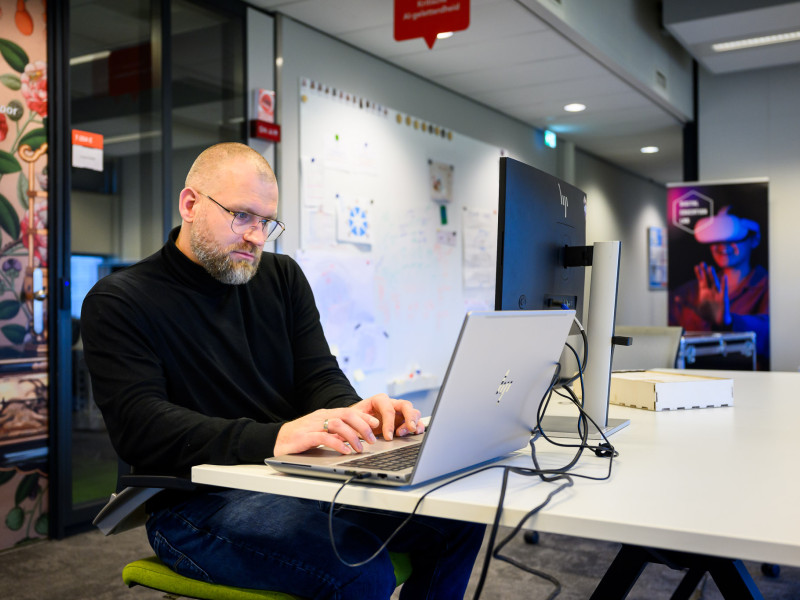 Robert Jan Korteland aan het werk op zijn laptop