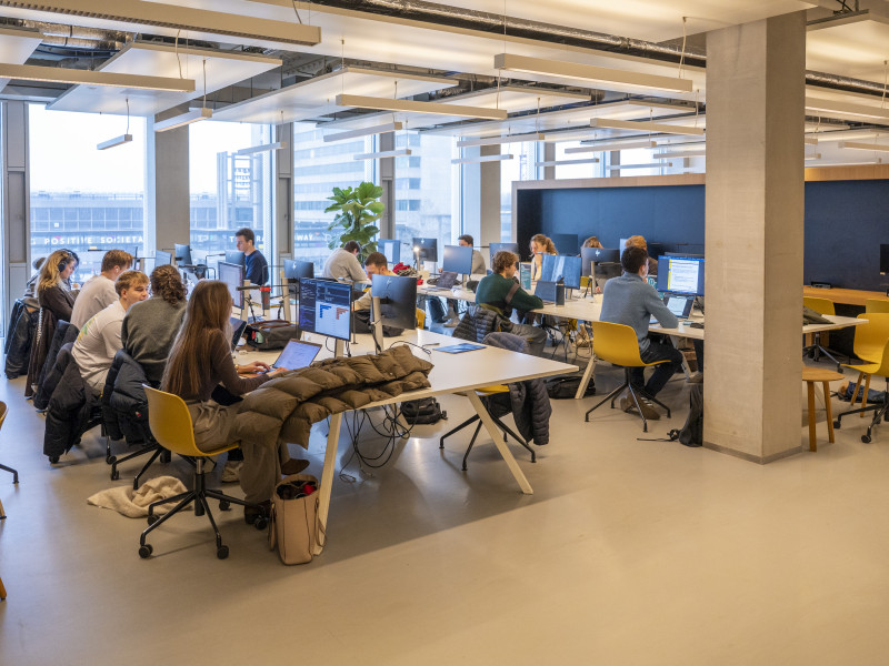 computerwerkplekken met studenten aan het werk