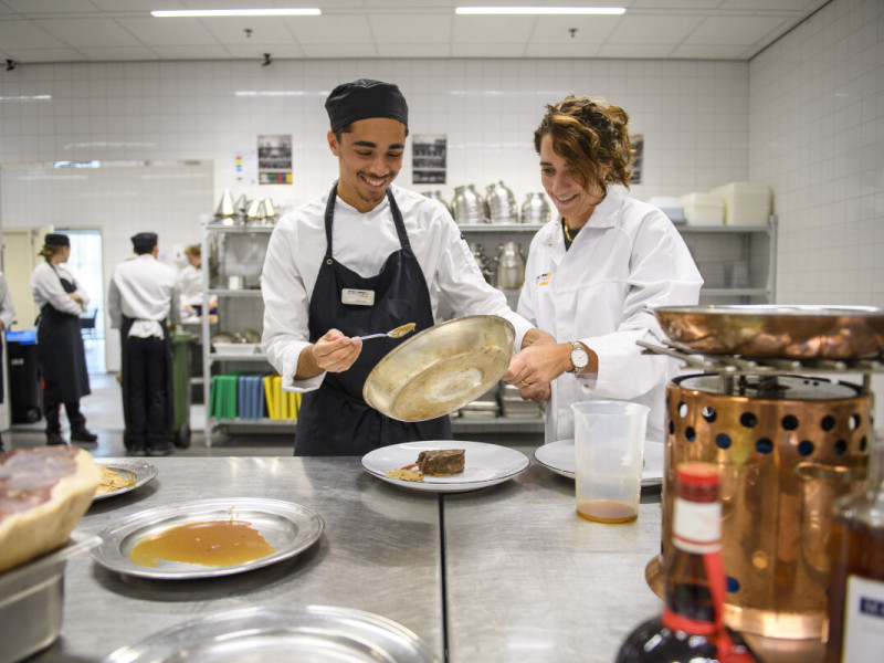 mbo student met docent aan het koken in keuken