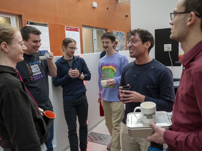 groepsgesprek met koffie