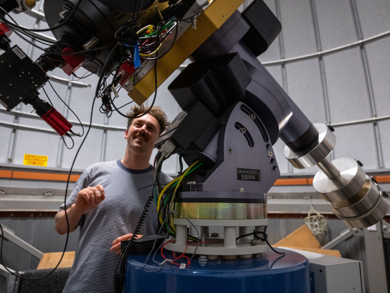 Onderzoeker bij telescoop