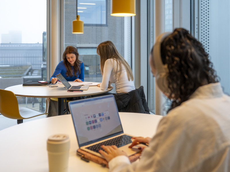 studenten aan het werk aan ronde tafels