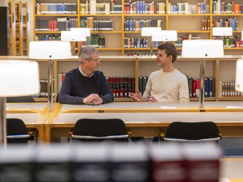 Enno Meijers en David de Boer in de KB