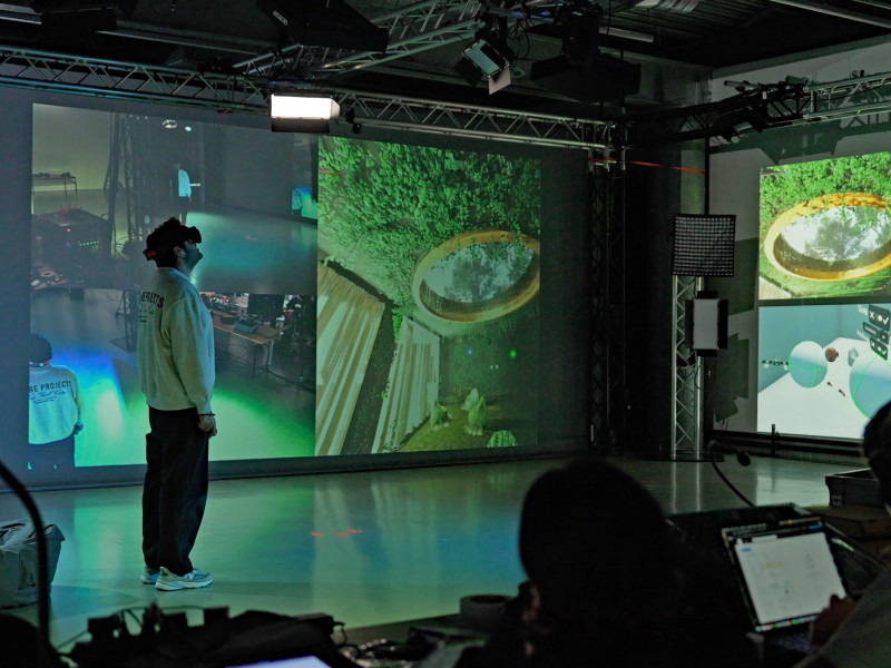 man met vrbril in virtuele gedeelde ruimte