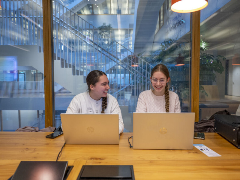 Twee studentes werken op hun laptop in de erasmus universiteit