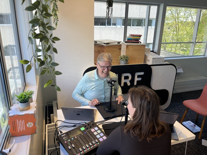 podcastopname in de SURFstudio met Harold Teunissen en Eva van Dam