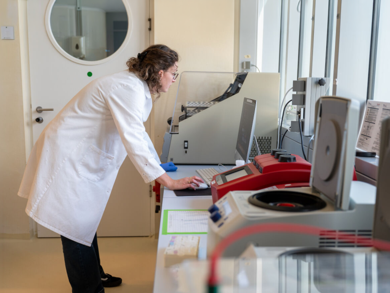 onderzoeker in lab aan het werk met computer