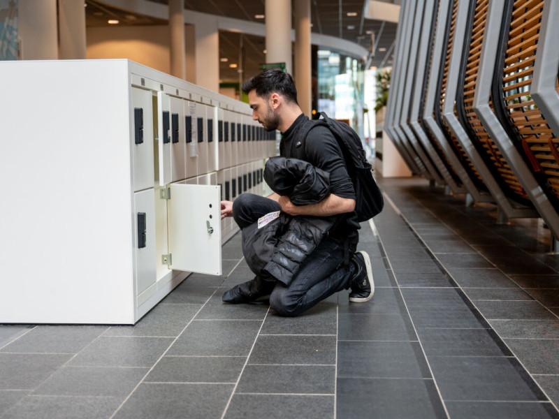 Man knielt bij kluisje op de UvA