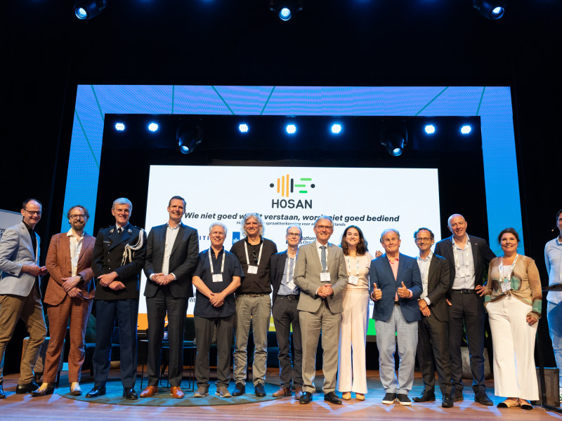 Aftrap HOSAN met vertegenwoordigers op het congrespodium
