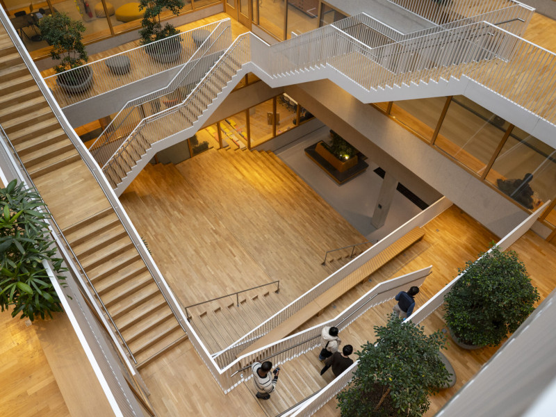 trappenhuis met lopende studenten