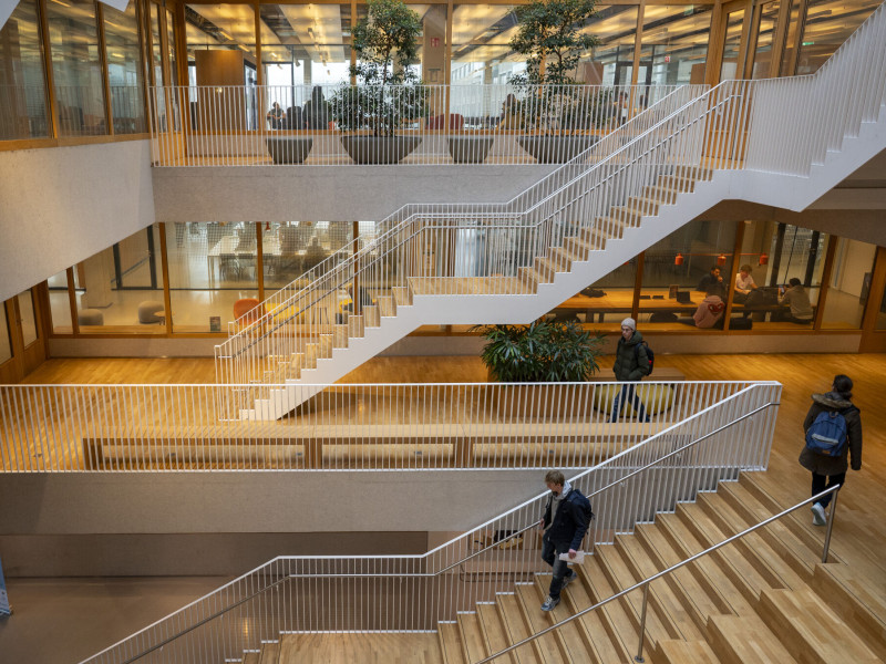 Trappenhuis met lopende studenten
