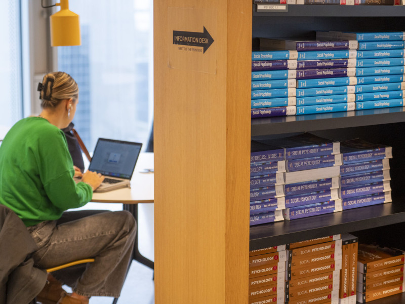 studente werkt op laptop in de bibliotheek