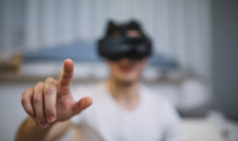Man met VR-bril met wijsvinger uitgestoken