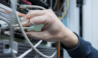 Close-up van hand die kabels in hardware bevestigd