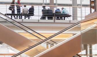 studenten en docenten zitten op een bankje