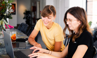 Vrouwen gebruiken laptop