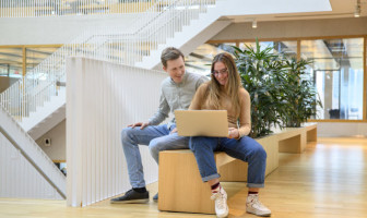 twee studenten achter laptop