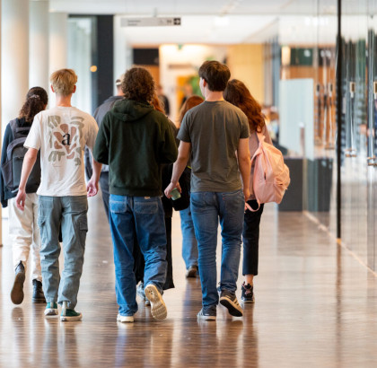 studenten lopen door de gang