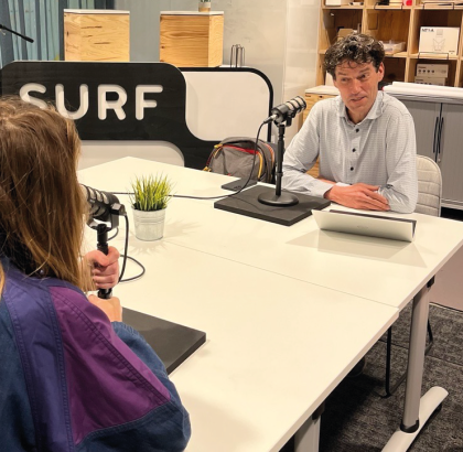 podcastopname in de SURFstudio met Sanne Koenen en Ronald Stolk