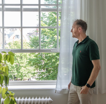 Kees Verhoeven staart uit het raam