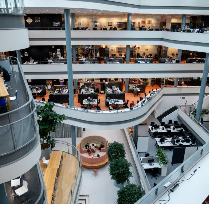 Interieur van Universiteit Utrecht met doorkijk naar meerdere etages