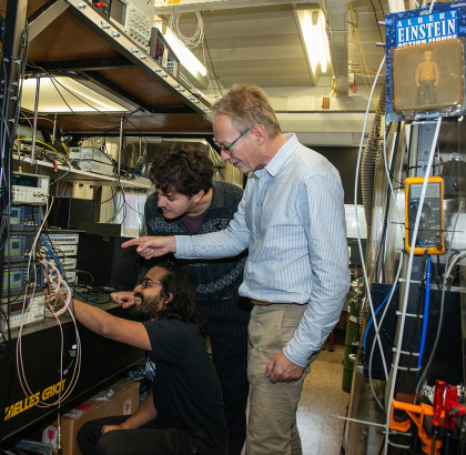 Jeroen Koelemeij at work with two students.