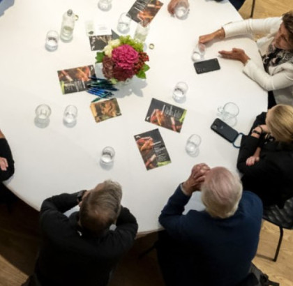 Bestuurders voeren een rondetafelgesprek