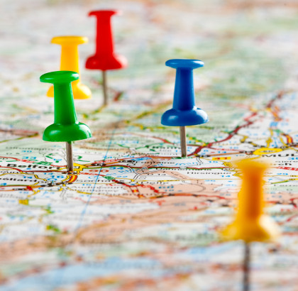 ingezoomde landkaart met punaises