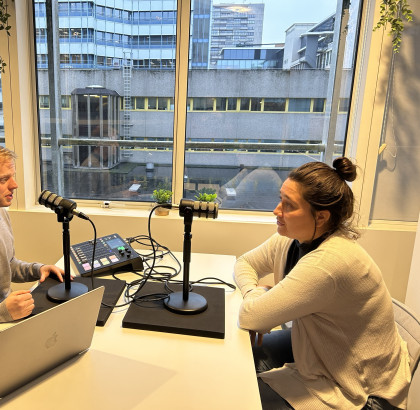 podcastopname in de SURFstudio met Niels Weijers en Ariana Torres-Knoops