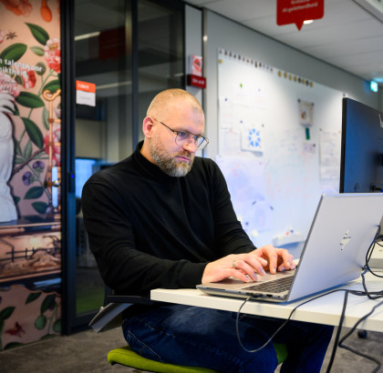 Robert Jan Korteland at work on his laptop