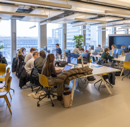 computerwerkplekken met studenten aan het werk