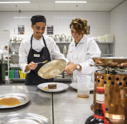 mbo student met docent aan het koken in keuken