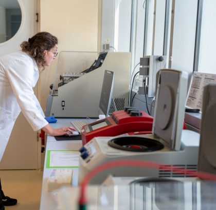onderzoeker in lab aan het werk met computer